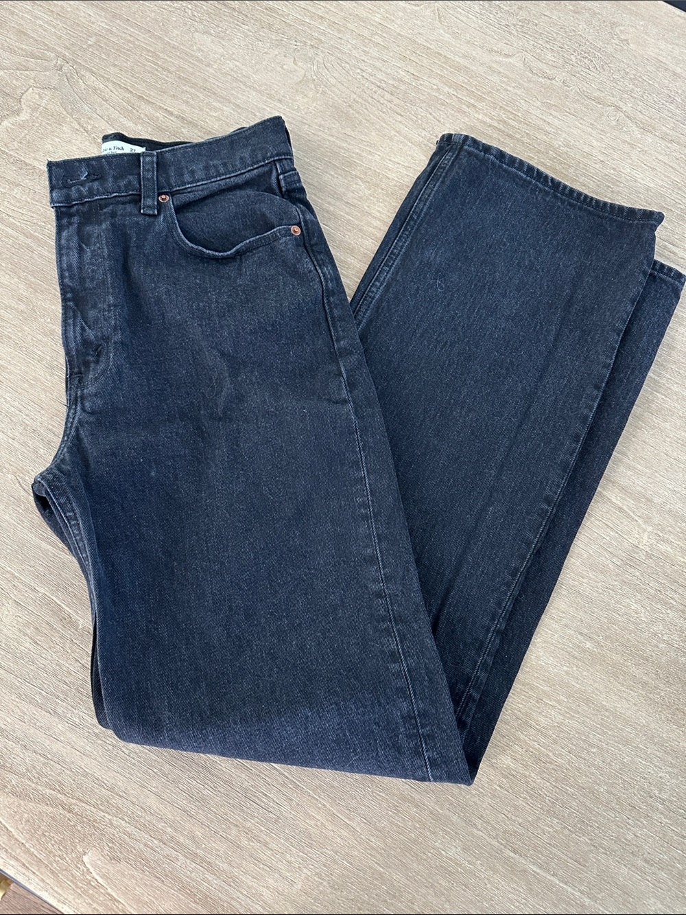 Abercrombie & Fitch Women’s 90s Relaxed High Rise Jean - 4L